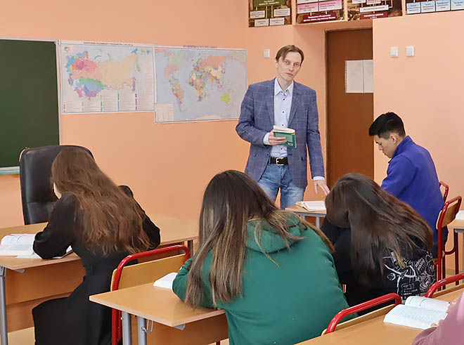 Преподаватель истории Центра образования Лаврентия заслужил звание «Учитель года» по итогам регионального конкурса профмастерства
