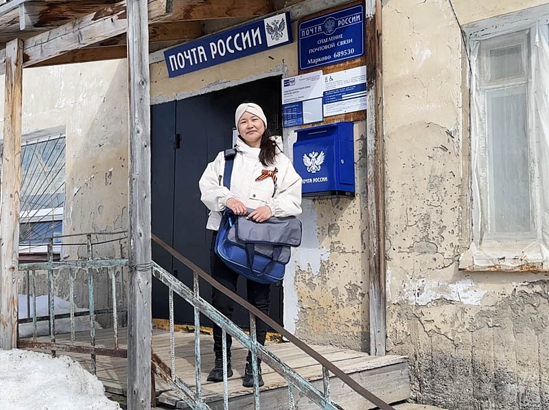 С толстой сумкой на ремне