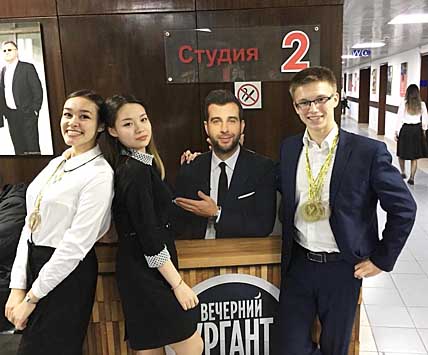 УМНИЦЫ И УМНИКИ  ПРОБИЛИСЬ В ПОЛУФИНАЛ
