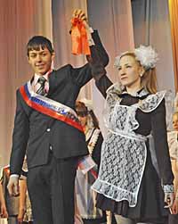 В ГЛАЗАХ И РАДОСТЬ, И ГРУСТИНКА, ПРОЩАЙТЕ, ШКОЛЬНЫЕ ГОДА!