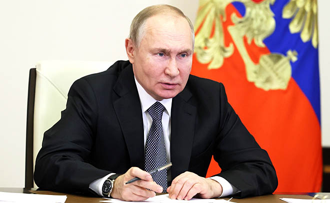 Владимир Путин поручил повысить эффективность программ по привлечению медкадров в ДФО