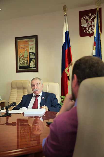 В ДИАЛОГЕ С СЕНАТОРОМ
