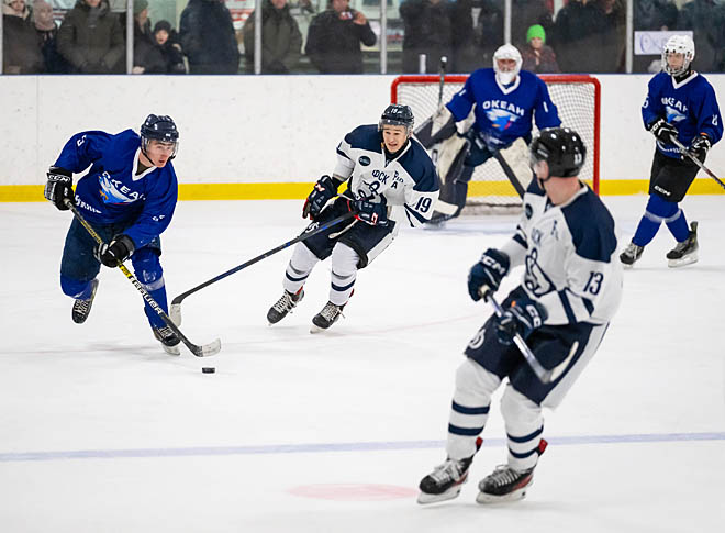 На льду было жарко