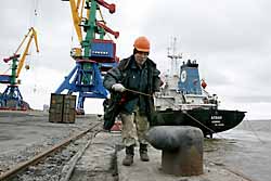 ВОТ ТАК ВСТРЕЧАЮТ ПАРОХОДЫ