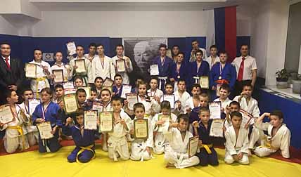 ДЕБЮТИРОВАЛИ С АЗАРТОМ