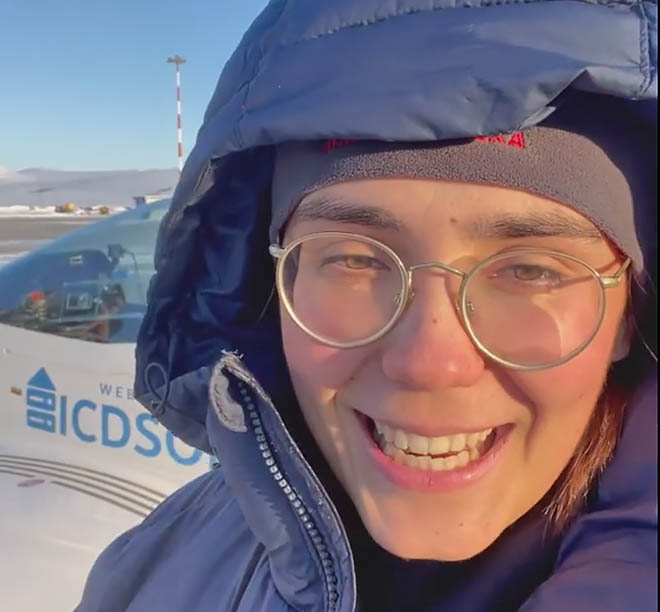 Небо, самолёт, девушка