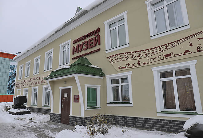 Эгвекинотский музей получил новый фасад с панно со сценами из жизни коренных народов