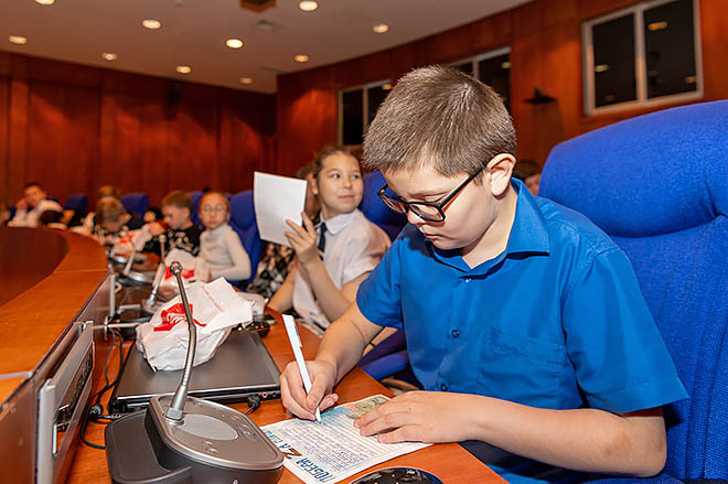 Школьники пишут на фронт