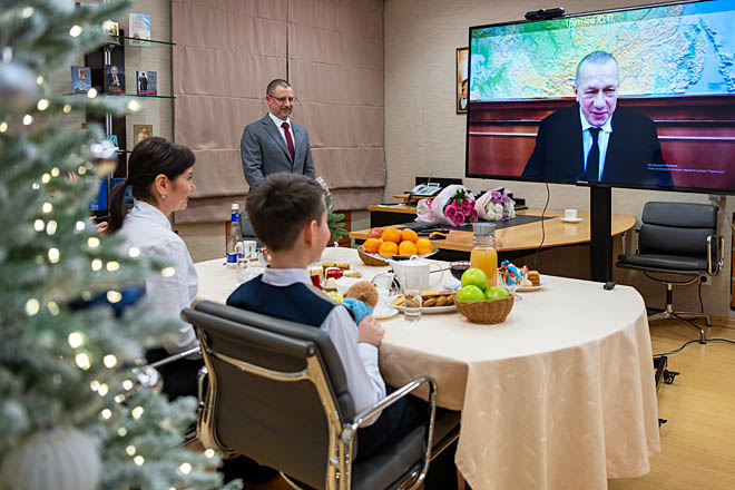 Ребёнку – капибару, маме – цветы