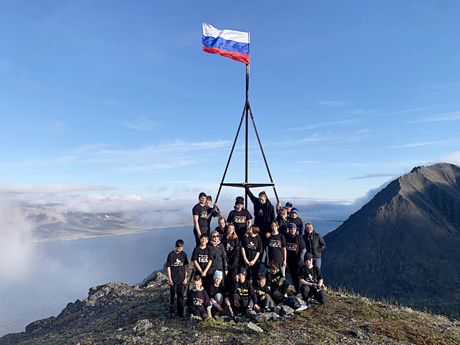 В Эгвекиноте ко Дню государственного флага установили российский триколор на вершине сопки Пионерской