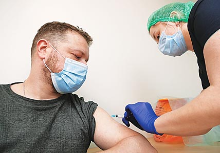 МАССЫ УКАЖУТ ВИРУСУ НА ВЫХОД