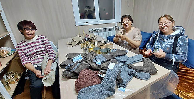 40 коробок  с гостинцами