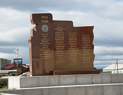 ПОКЛОНИМСЯ ТЕМ, КТО СРАЖАЛСЯ