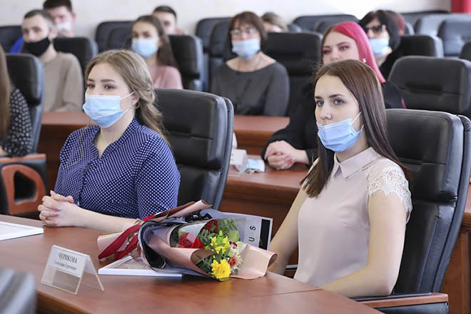 Студенты, отучившиеся на Дальнем Востоке и оставшиеся в регионе, смогут получить матподдержку