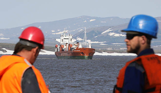 Первый сухогруз Единого морского оператора северного завоза подошёл к берегам Чукотки