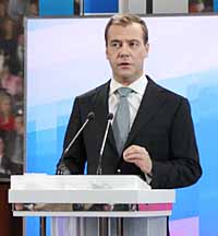 ДМИТРИЙ МЕДВЕДЕВ: НЕ НУЖНО МЕНЯТЬ ЗНАМЕНА