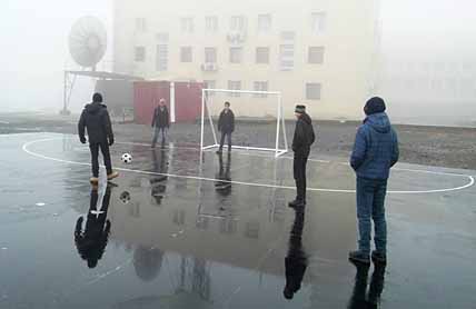 ФУТБОЛЬНОЕ ПОЛЕ ЛОЖИТСЯ ПОД СНЕГ ОБНОВЛЁННЫМ