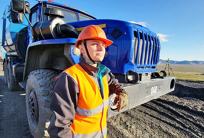 Девушка с «Уралом»