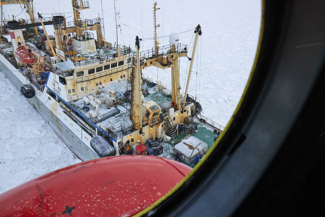 Спасатели и медики Чукотки вывезли вертолётом больного моряка с дрейфовавшего у косы Русская Кошка судна