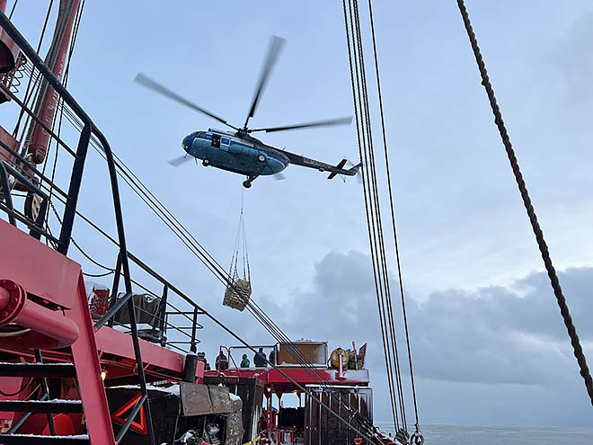 Полярникам довезли  всё необходимое
