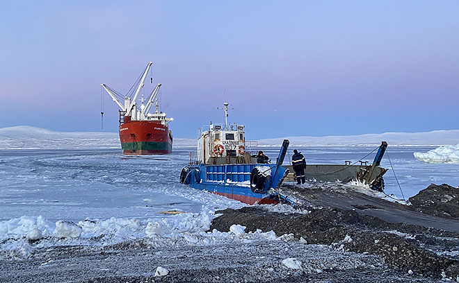 «Владимир Мясников» разгрузился в Лаврентия, обеспечив муниципалитет продуктами на зиму