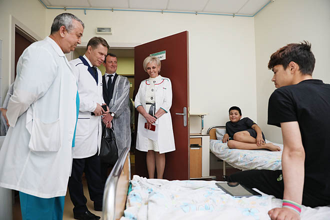 Министр в белом халате