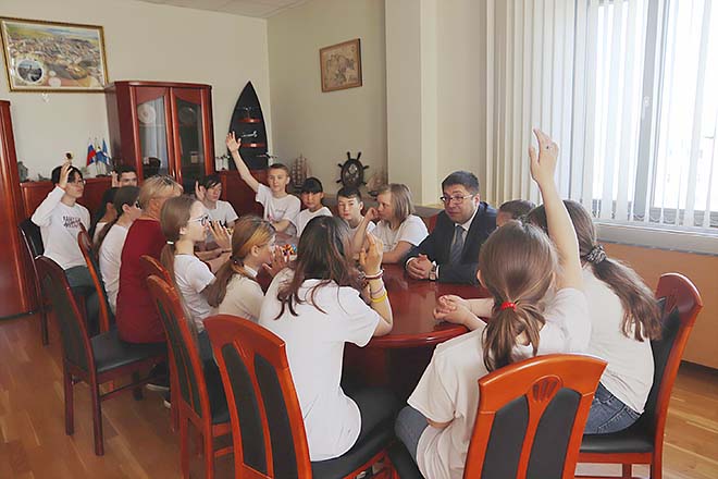 Мэр Анадыря провёл встречу с воспитанниками летнего пришкольного лагеря «Розовая чайка»