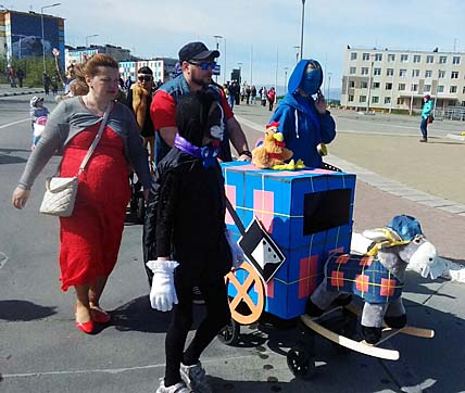 В ПАРАДНОМ СТРОЮ – НА ДЕТСКОЙ КОЛЯСКЕ