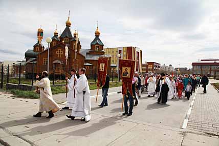 СВЯТЫНЮ ВСТРЕТИЛИ КРЕСТНЫМ ХОДОМ