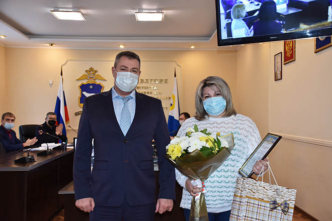 Начальник окружного УМВД наградил жительницу Анадыря, оказавшую помошь в раскрытии преступления