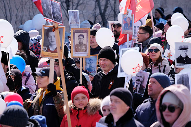 По главной улице  с портретом