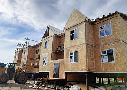 СТРОЯТ, ЧТОБЫ РАССЕЛЯТЬ