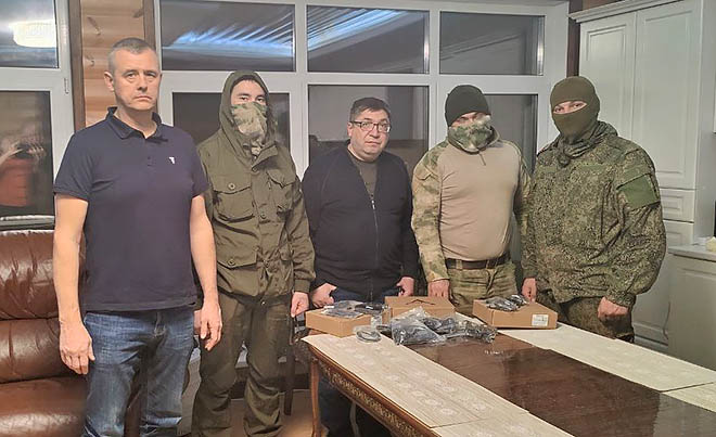 Мэр Анадыря Леонид Николаев передал в Белгороде бойцам-участникам СВО купленное северянами снаряжение