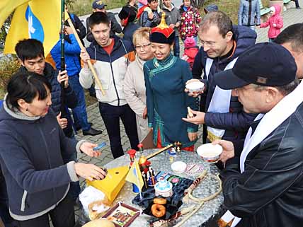 «ХЛЕБОСОЛЬНЫЕ ГОРОЖАНЕ» НАКРЫВАЮТ СТОЛЫ
