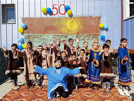 ХАТЫРКА ПОЁТ, ТАНЦУЕТ И УГОЩАЕТ
