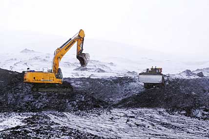 УГОЛЬЩИКИ НАРАЩИВАЮТ ДОБЫЧУ