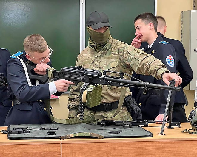 Из рук спецназовцев