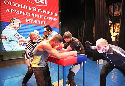 РУКА РУКУ… БОРЕТ