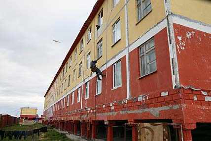 СРЕДСТВА БРОСЯТ НА ФАСАДЫ ТАВАЙВААМА