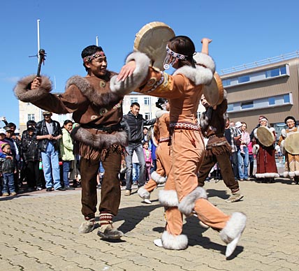 В КРУГЕ ОБЩЕЙ ДРУЖБЫ