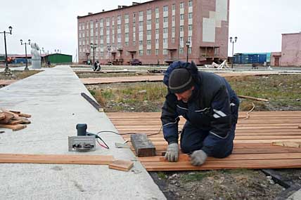 ДЕРЕВЯННЫЕ ДОРОГИ УВОДЯТ В ТУНДРУ