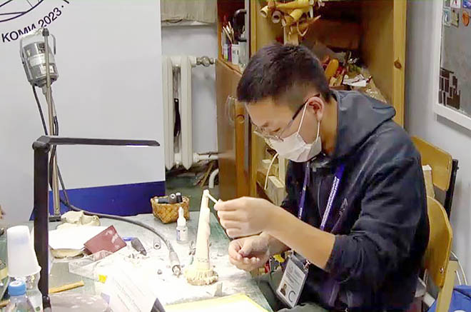 Из цельного клыка моржа