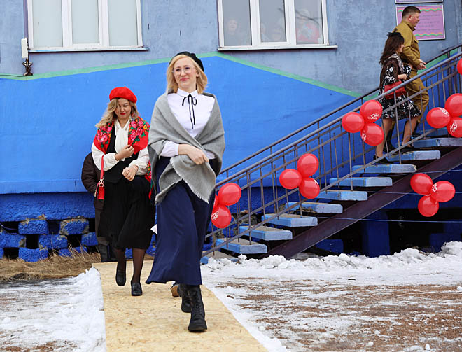 Дефиле в победных тонах