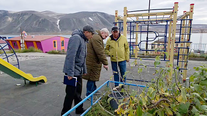 С рейдом по детским площадкам