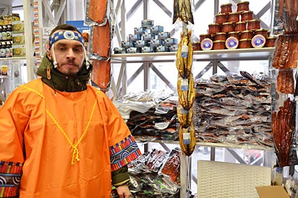 МОСКВИЧЕЙ НАКОРМЯТ КРАСНОЙ ИКРОЙ