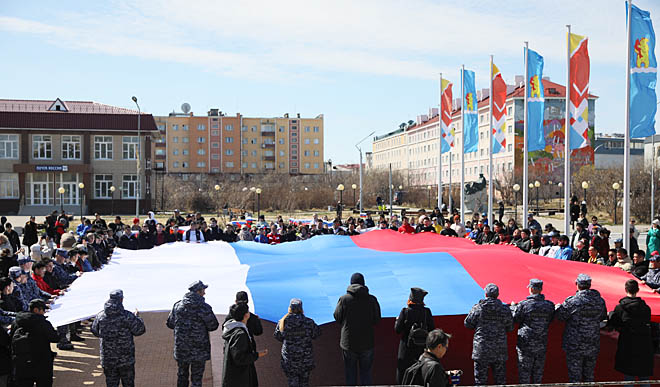 Огромный 30-метровый триколор развернули 12 июня на центральной площади столицы Чукотки