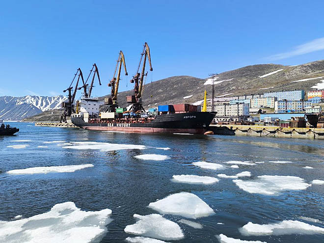 «Аврору» развернул лёд