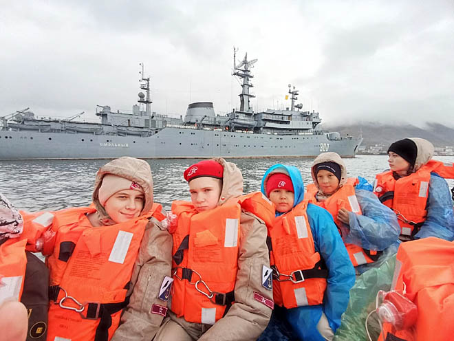 «Смольный» принял на рейде