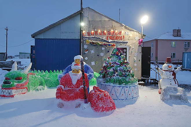Скульптуры слепили из снега