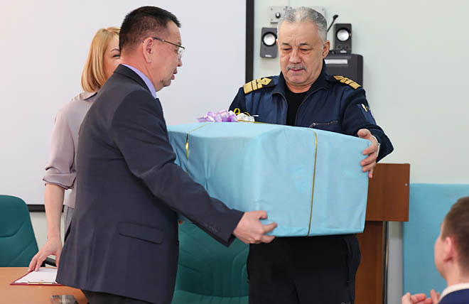 Аппарат для ускоренного заживления ран подарил Чукотской окружной больнице Анадырский морской порт
